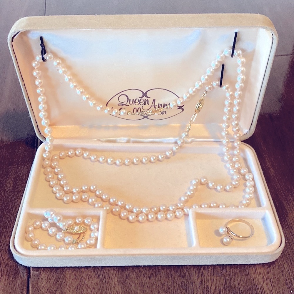 Queen Anne collection vintage simulated Pearl set.